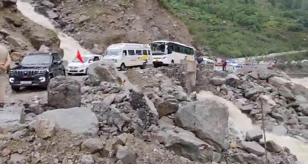 Huge boulder fell on the Badrinath highway one km before Joshimath Uttarakhand Weather News Updates