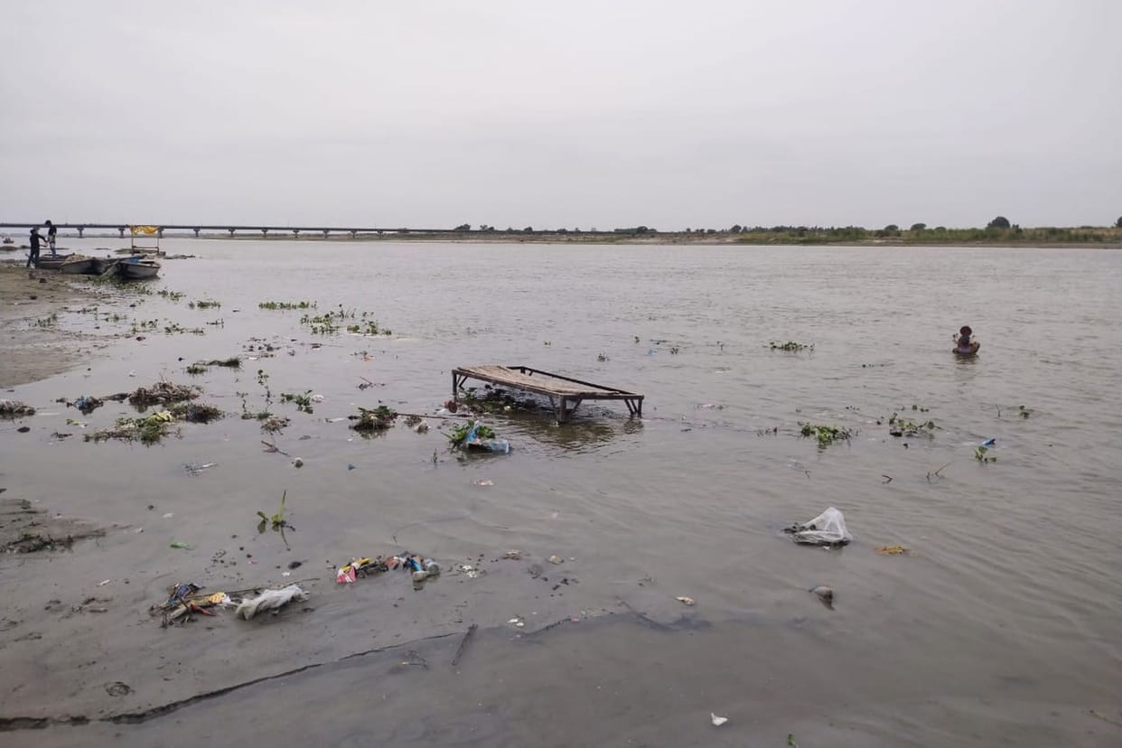 The rising water level of Ganga is increasing the distress of the people