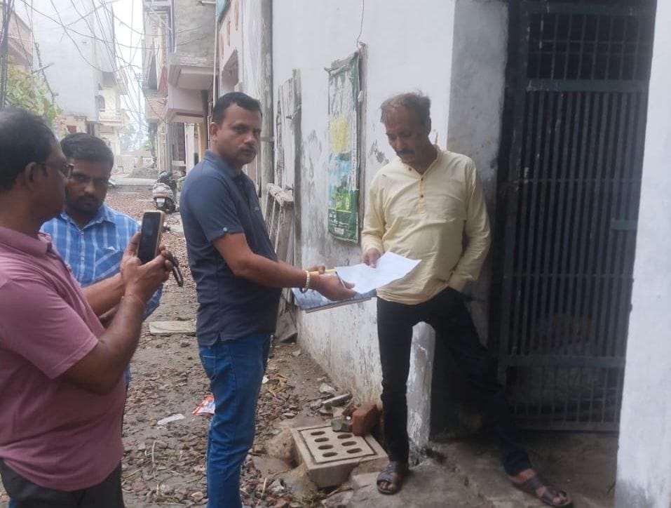 1.10 lakh rupees and mobile phone looted from canter driver who came to buy bread
