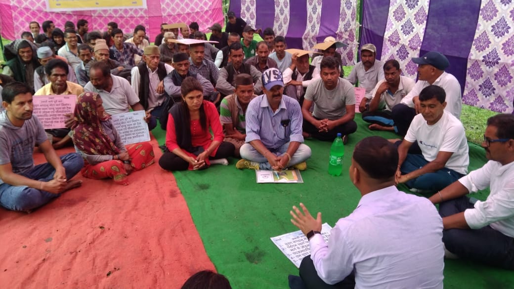 SDM arrived to persuade the villagers sitting on dharna, talks failed