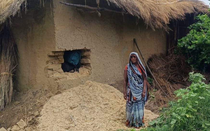 Two lakh rupees were stolen from a laborer's house by breaking into a house.