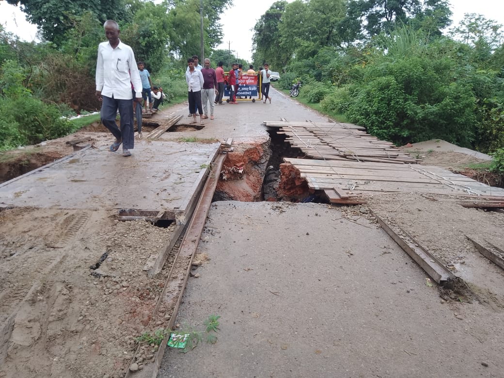 Due to heavy rains, the culvert on Harewali-Nagina road collapsed