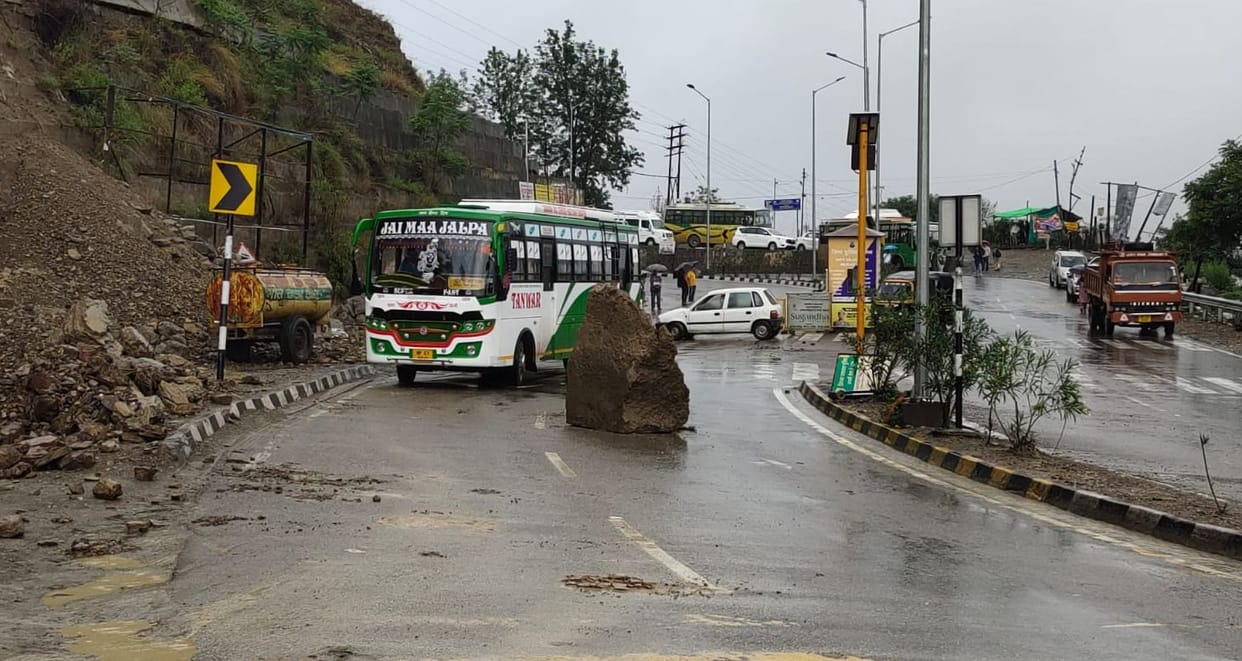 Fell from the hill near the double wall 

Landslides at many places in Patthar, NH