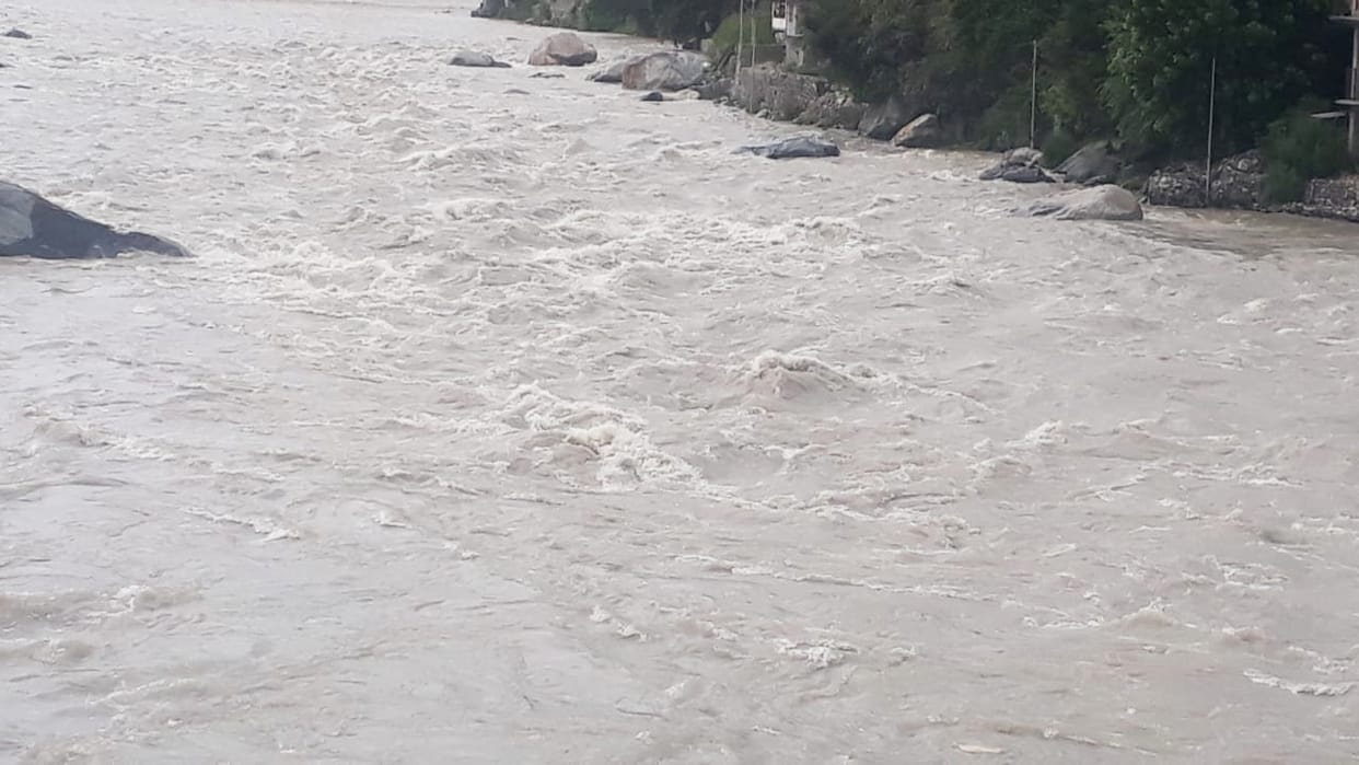 Rain increased Jiya's worries, no protective wall was installed to protect her from floods