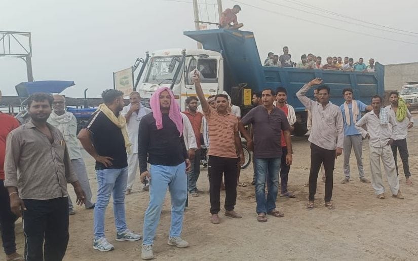 Drivers and owners demonstrated by closing forks in protest against overloaded dumpers.