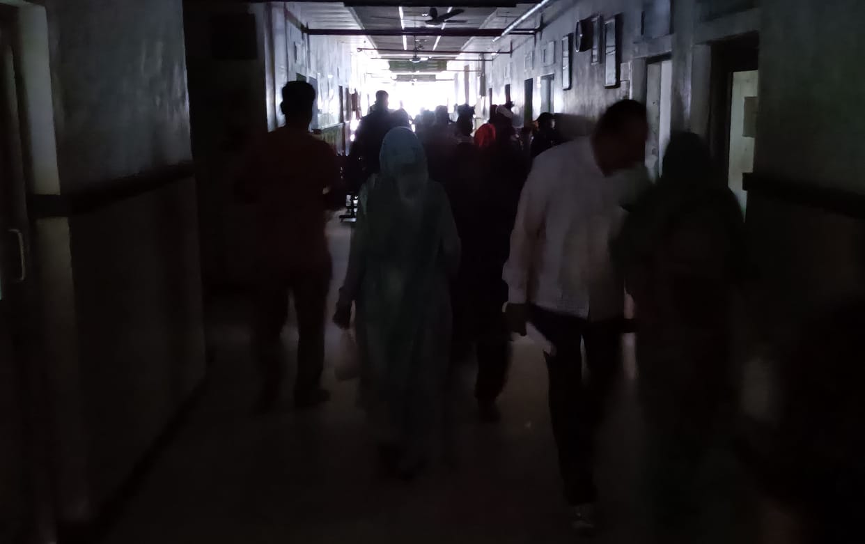 Hospital lights remained off for two and a half hours, doctors examined patients by setting up OPD in the open