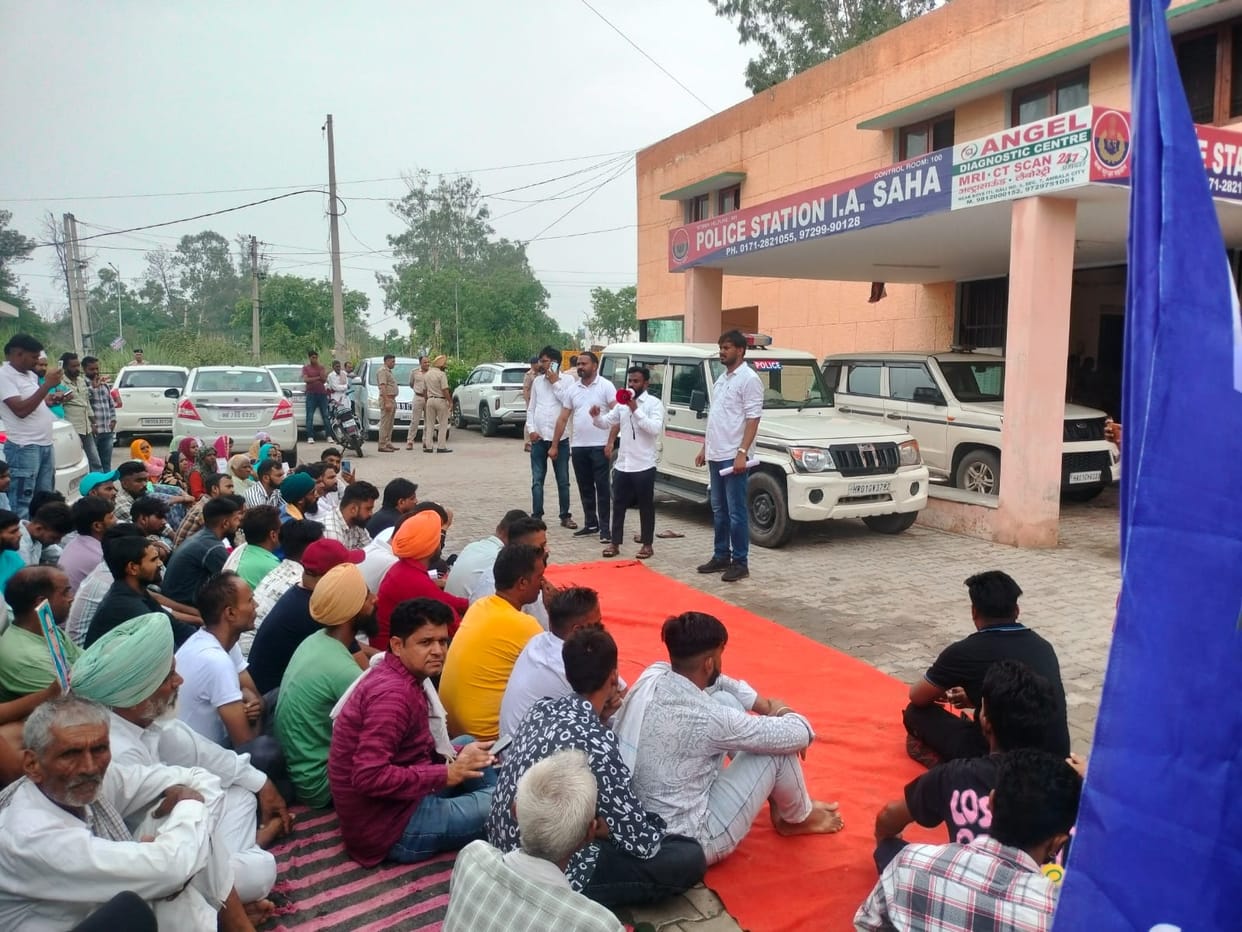 Dharna at the police station in the dispute of the drain