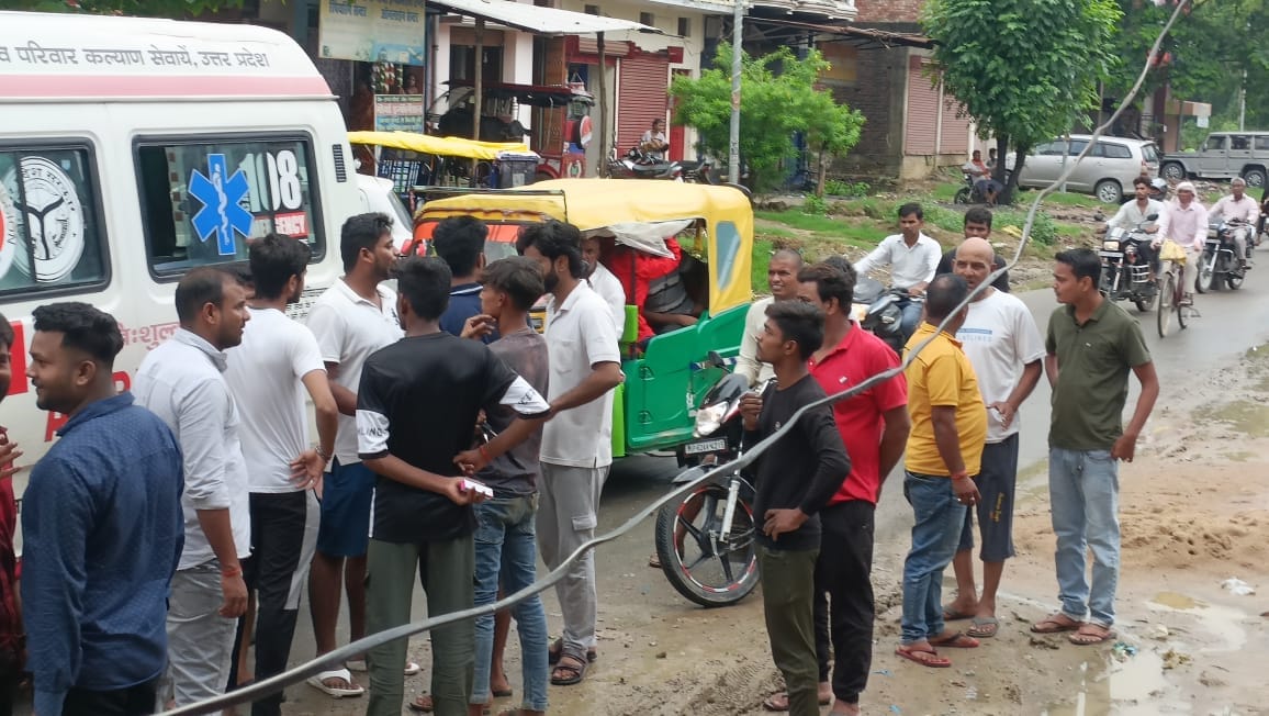 Bullet fired while making reel in mirzapur pellet pierced woman shoulder referred police arrived