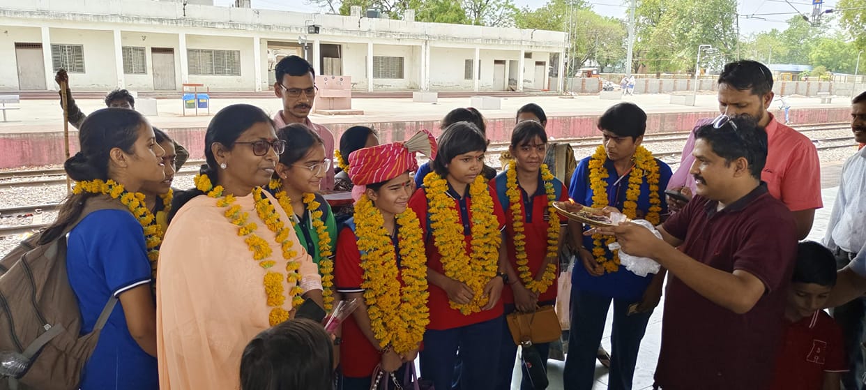 Arnika and Divyanshi won gold medal in table tennis girls category