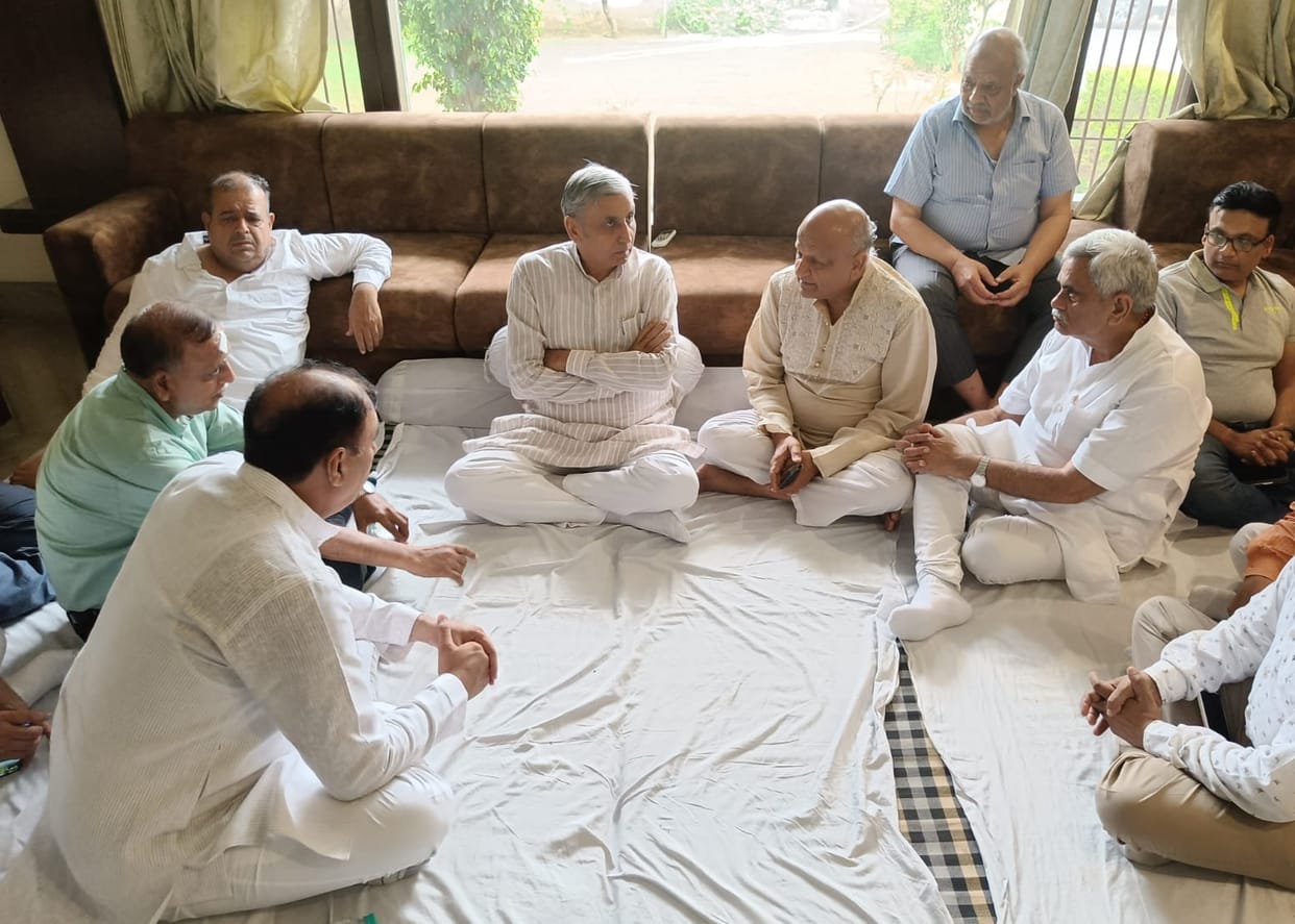 Finance Minister Dalal reached the residence of former mayor