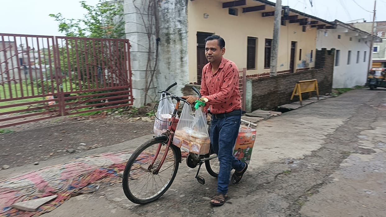 Rajgarh parents passed away during Corona period LLB degree holder raising his wife and child by selling bread