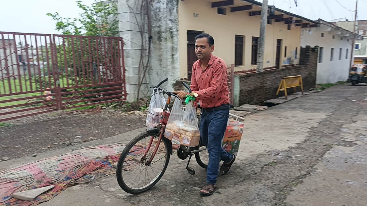 साइकिल पर ब्रेड लेकर बेचने निकला एलएलबी डिग्रीधारी