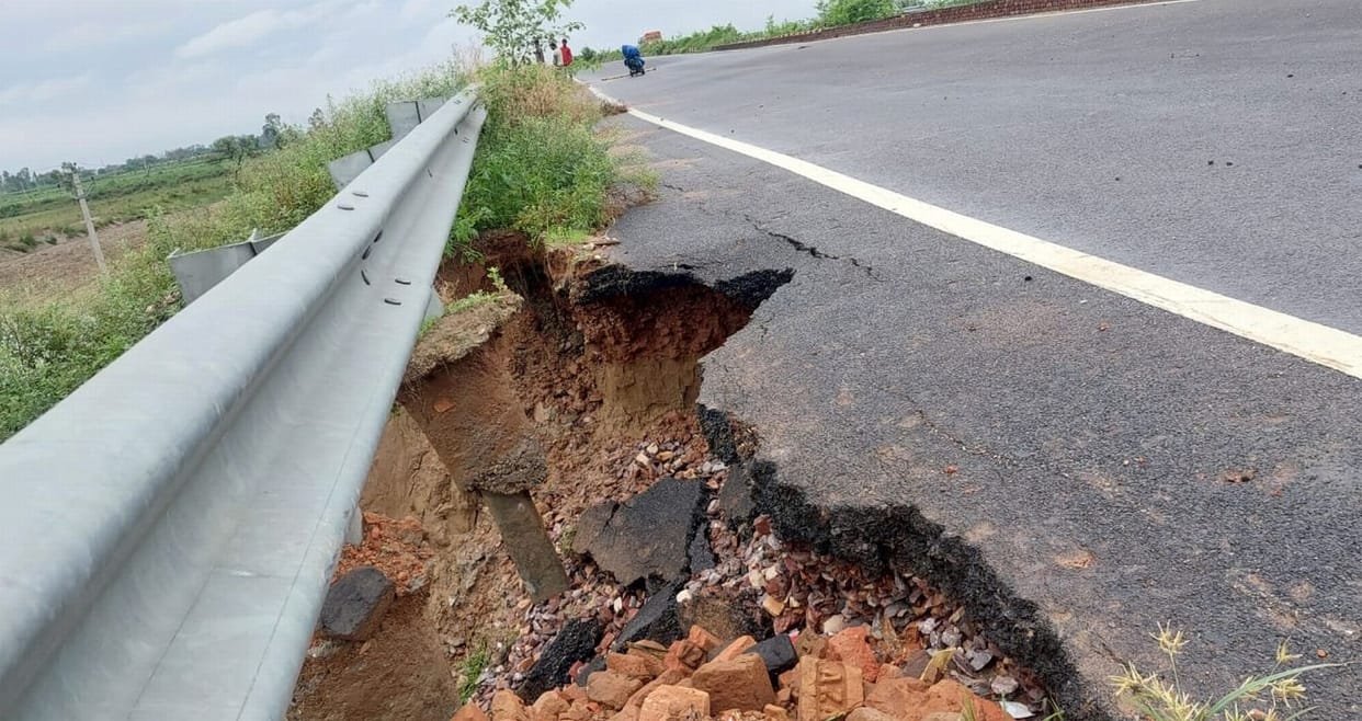 Badaun-Meerut highway collapsed in many places due to rain