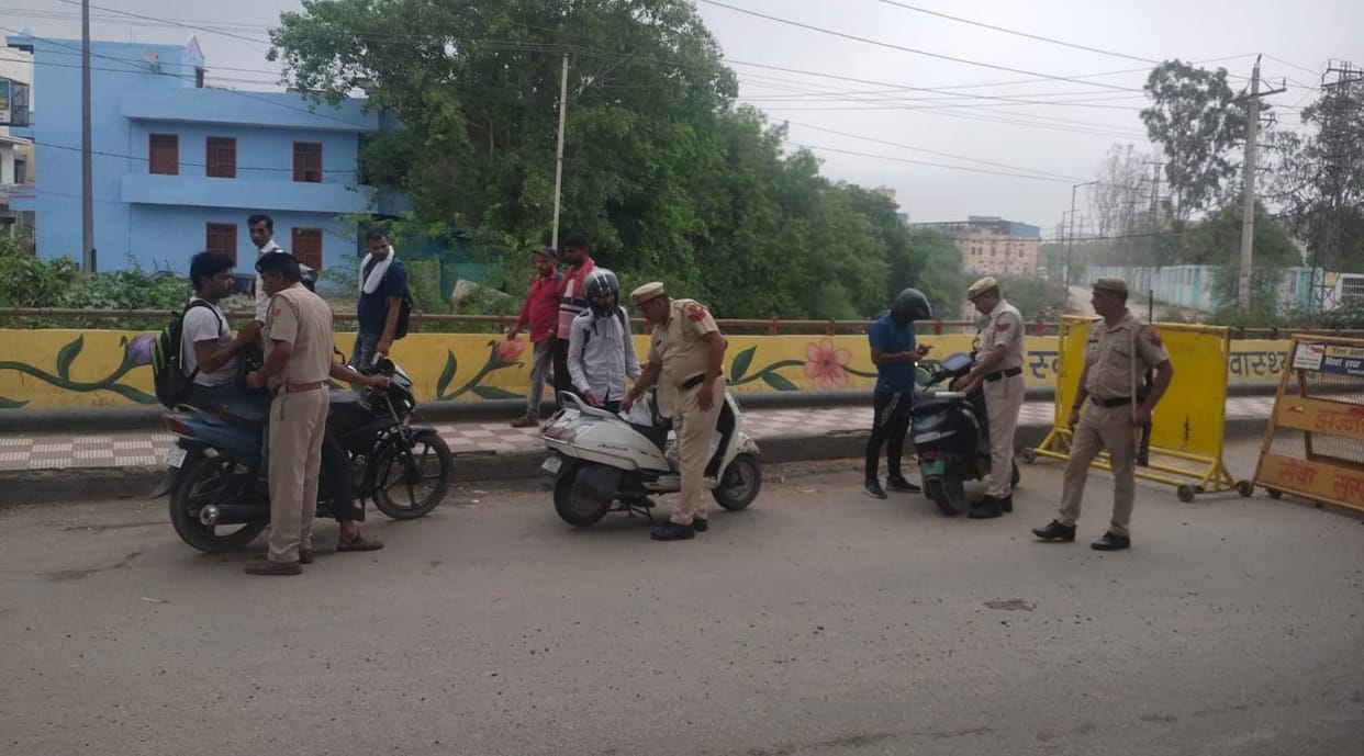 Police set up special checkpoints in the city to curb crime