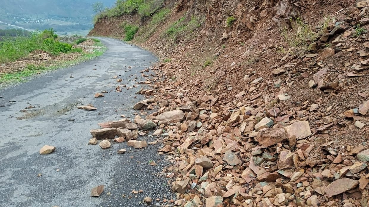 Stones falling on the road saved the lives of passengers.