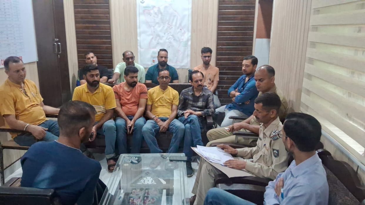 Trade board surrounds police station, demands action against car driver