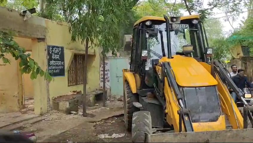 Damoh: Stamp sellers and notaries had encroached upon the old collectorate, bulldozers were fired upon.