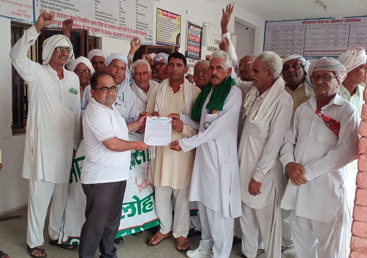 After Panchayat in Kisan Bhawan, farmers submitted memorandum to Naib Tehsildar