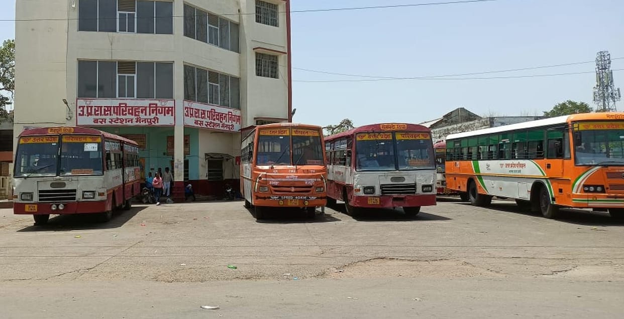 The bus will leave for Lucknow from the bus stand at 6 am.