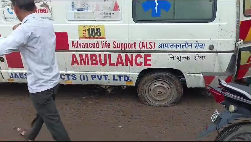 Damoh punctured ambulance arrived 4 hours later to pick up patient who was waiting for 108