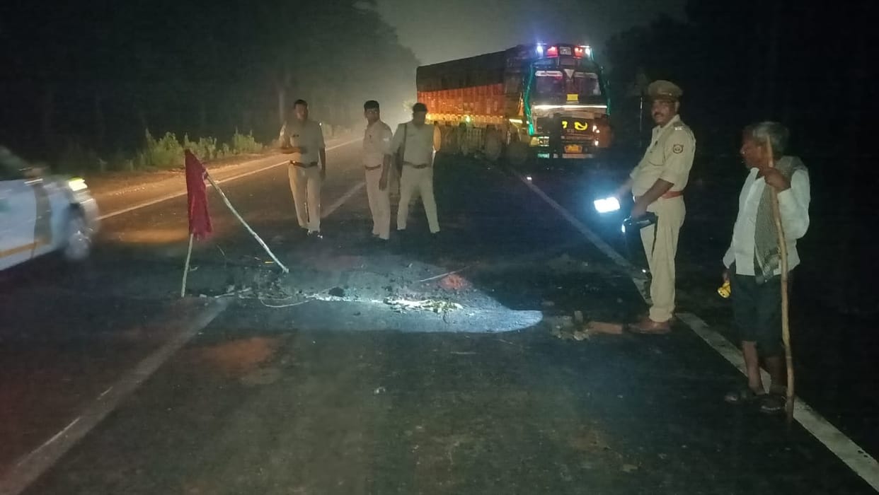 Truck stuck on highway in Miranpur Katra, traffic blocked for two hours
