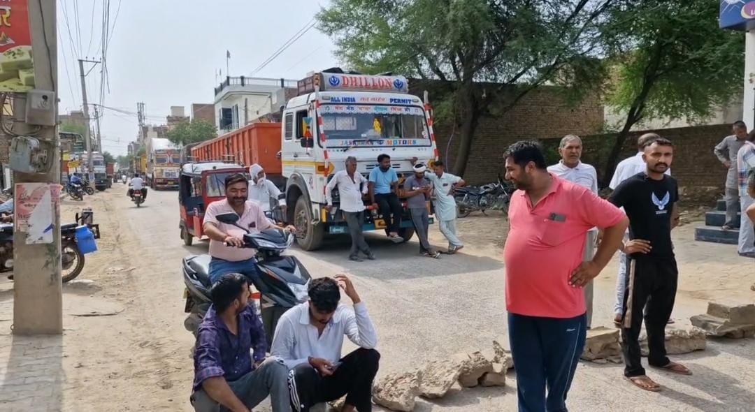 People created a jam due to the problem of blocked sewerage and contaminated water supply.