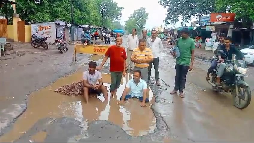 Damoh two feet deep potholes in road of area of  Minister of State for Tourism people protested