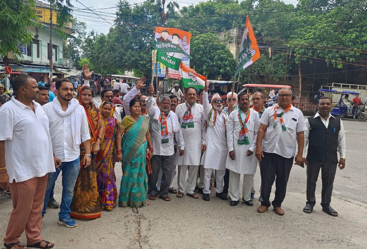 Congress protests against burning of Rahul's effigy