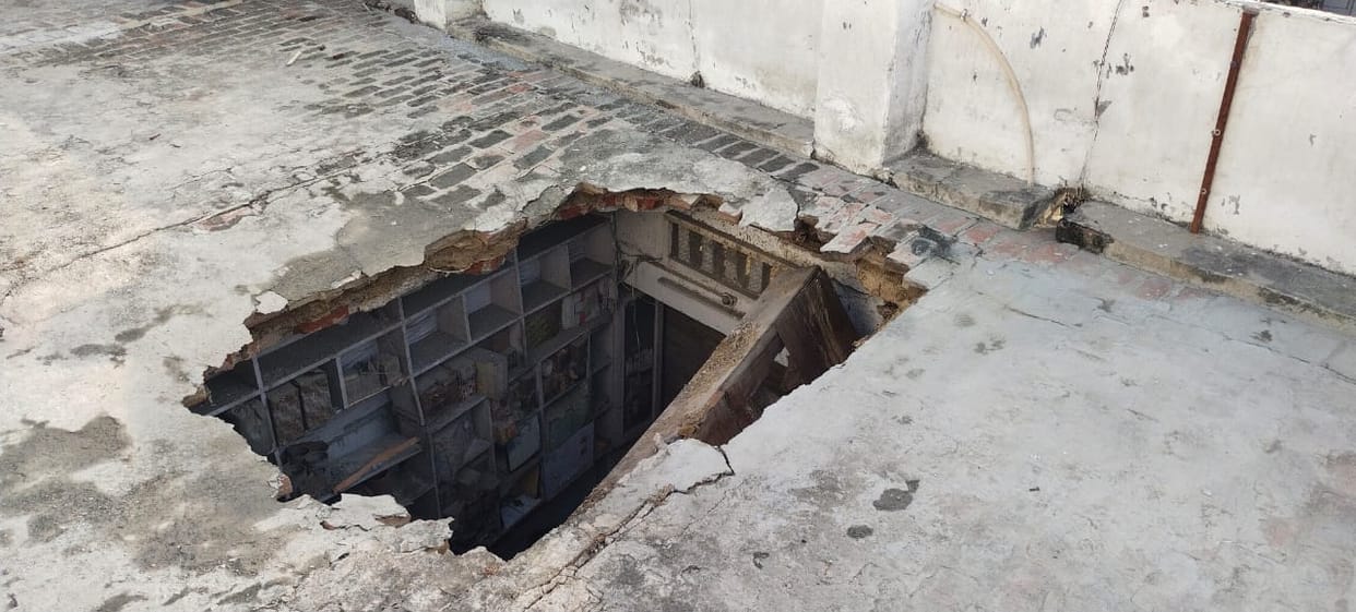 Roof of shop fell, major accident averted