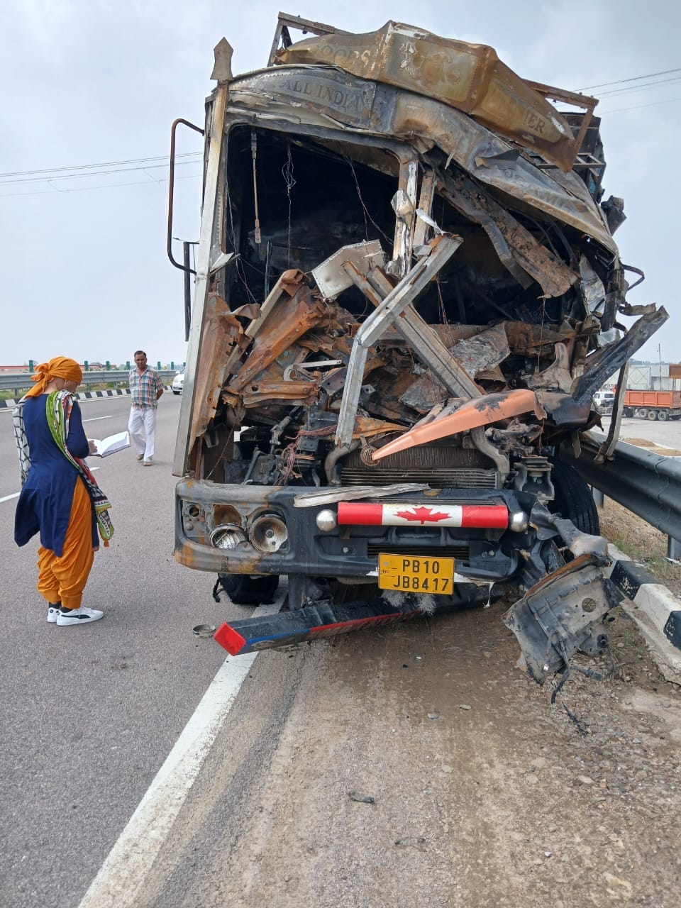 Helper burnt alive due to fire in truck after accident, conductor also died, driver's leg amputated