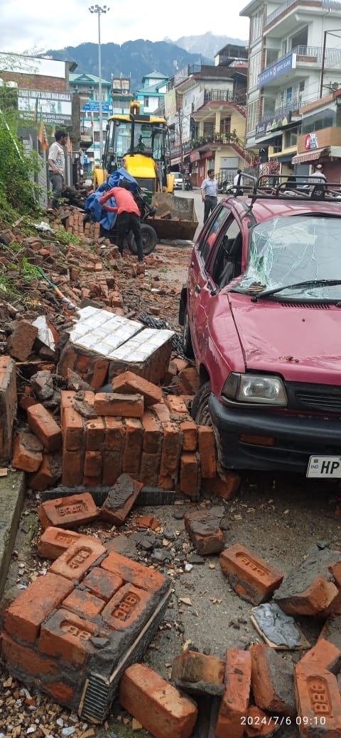 Roads dug up at many places, vehicles hesitating, danger of accidents