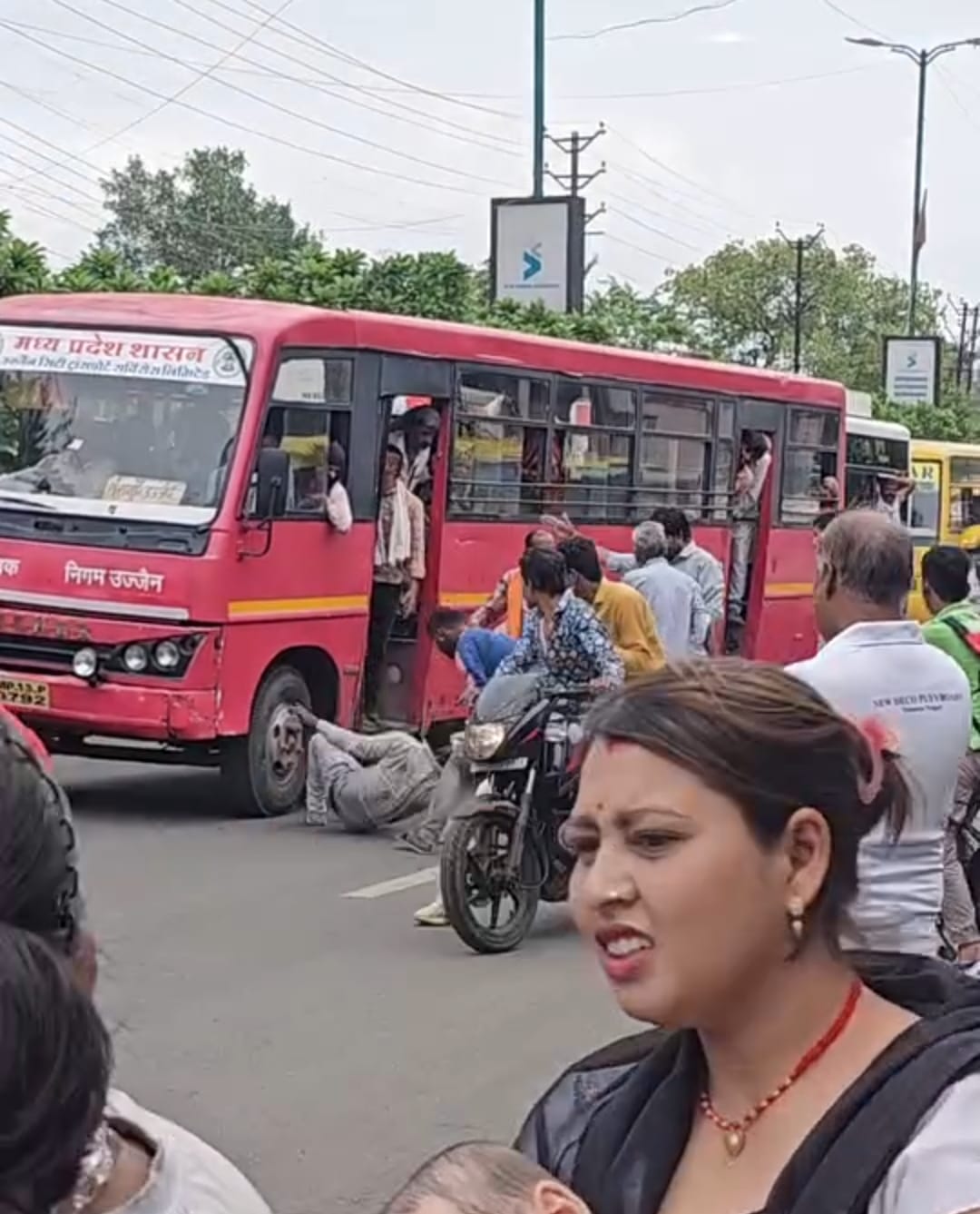 Ujjain youth created ruckus lay in front of bus caused a jam when he did not move driver beat him up