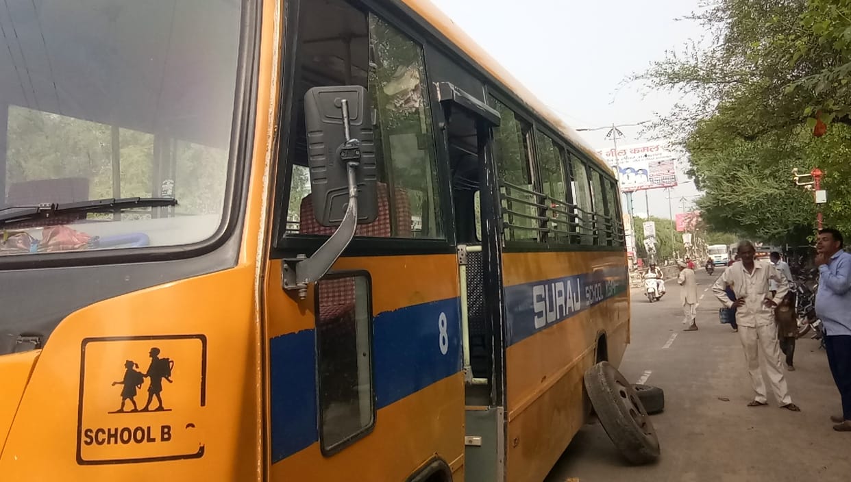 The tire of the school bus went flat, 28 children saved their lives