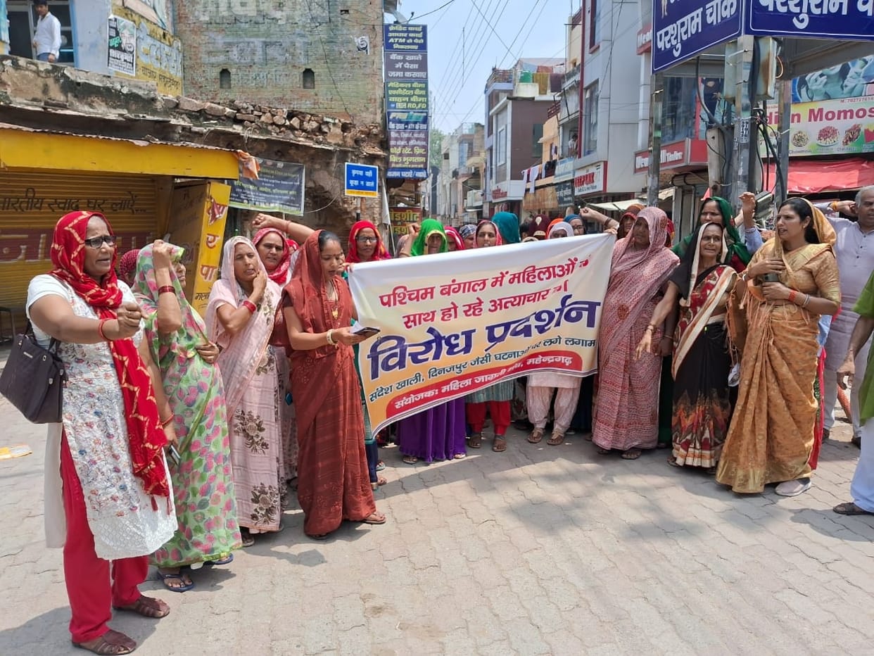 Mahila Jagriti Manch expressed protest by burning an effigy