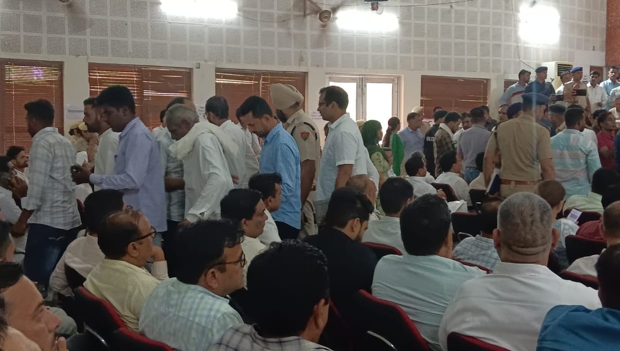 Ruckus in the meeting of Grievance Redressal Committee, villagers angry over non-removal of IO came out
