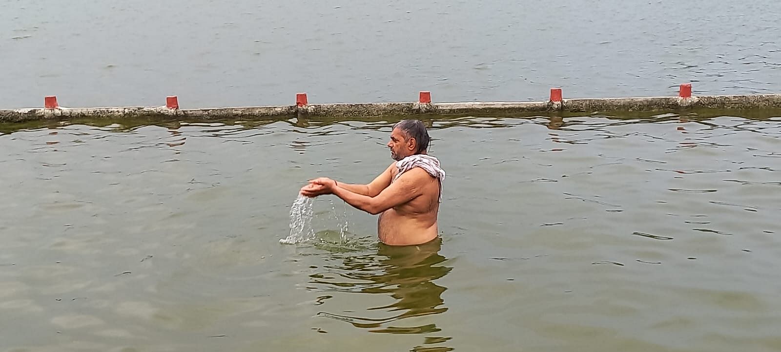 Due To Ashadh Amavasya Devotees Took A Dip Of Faith In The Holy   Karakashhatara Pavatara Brahamasaravara Tata Para Aashhaugdhha Amavasaya Ka Calta Saraya Ka Jal Arapata Karata Sharathathhal 90e6dd79e9b383ce94b7861397778fdb 