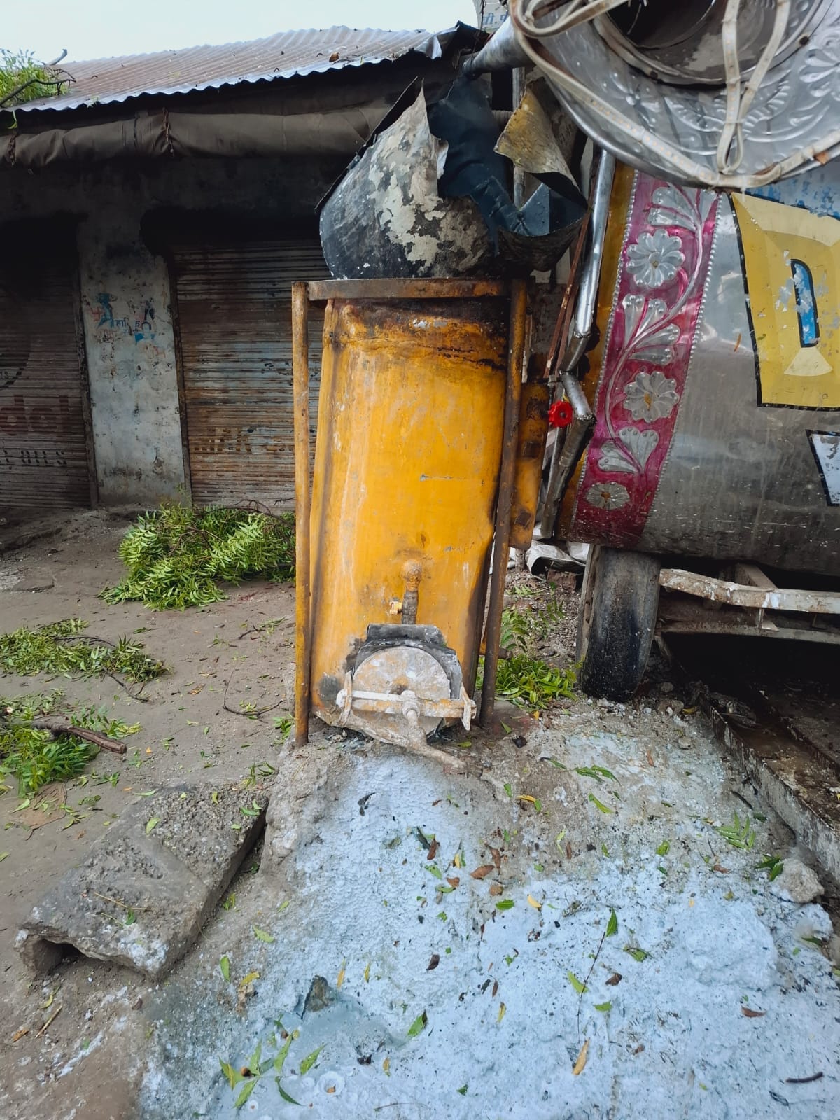 Gas welding tank exploded, three injured