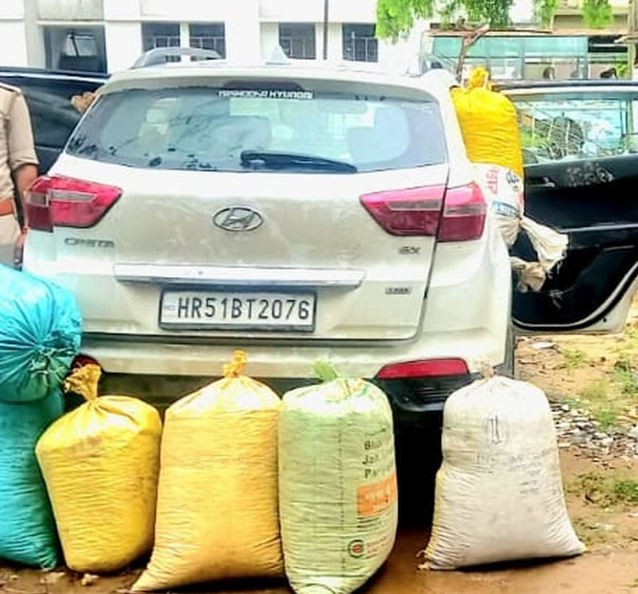 1.44 quintals of Doda recovered from car, smugglers fled