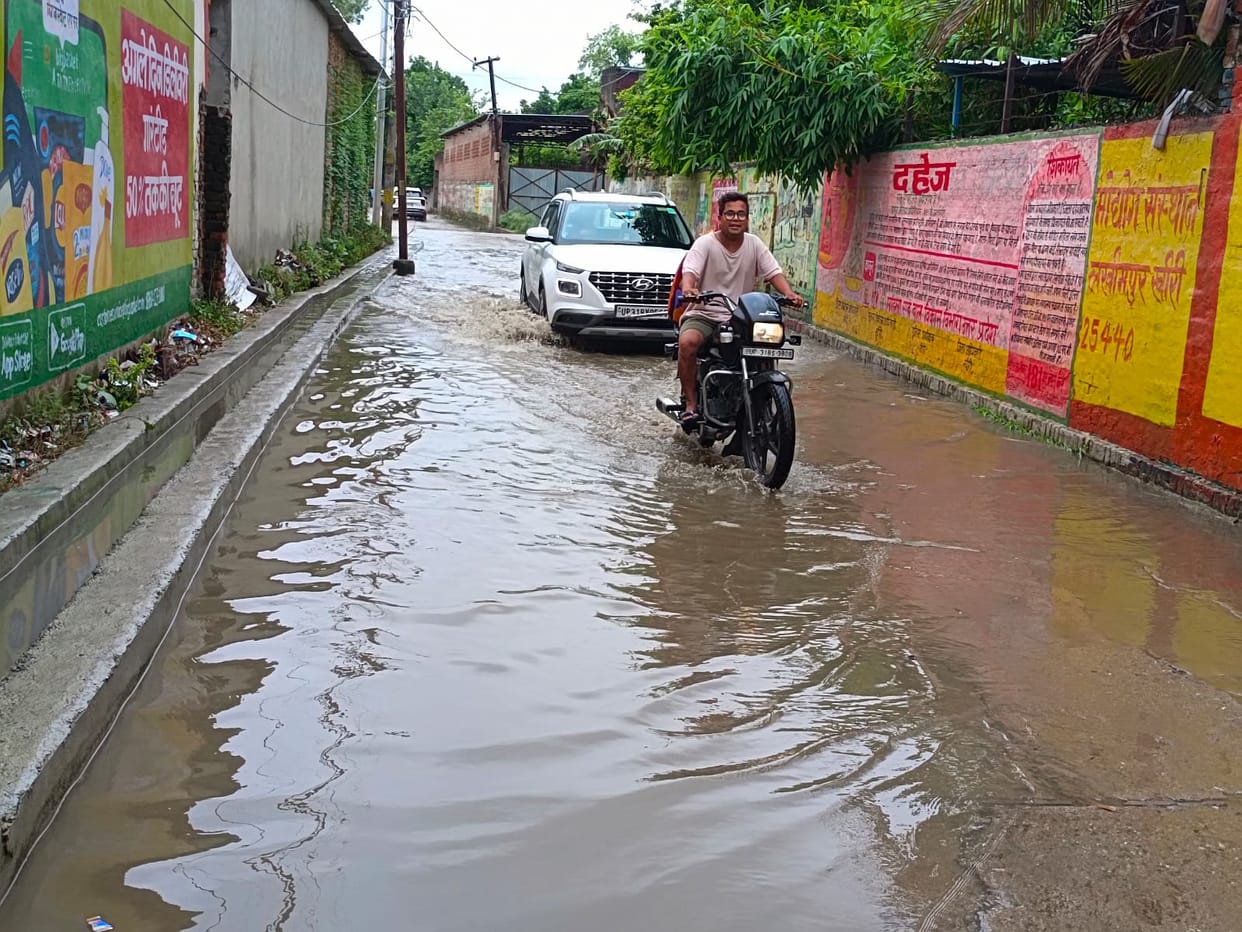 Rain: Pond becomes road to Sadar Block, problem due to waterlogging in Shiv Colony