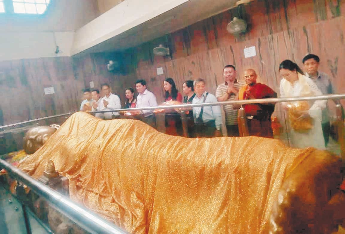 Vietnamese delegation bowed its head in front of Mahatma Buddha
