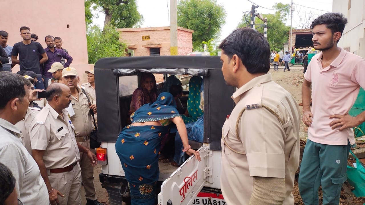 मौके से हिरासत में ली गईं महिलाएं 