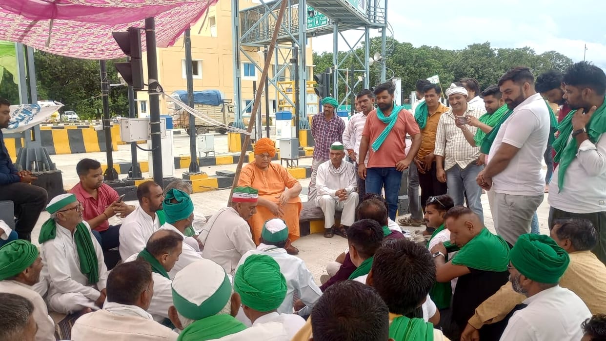 Farmers' protest continues at toll plaza, opposition leaders jump in support