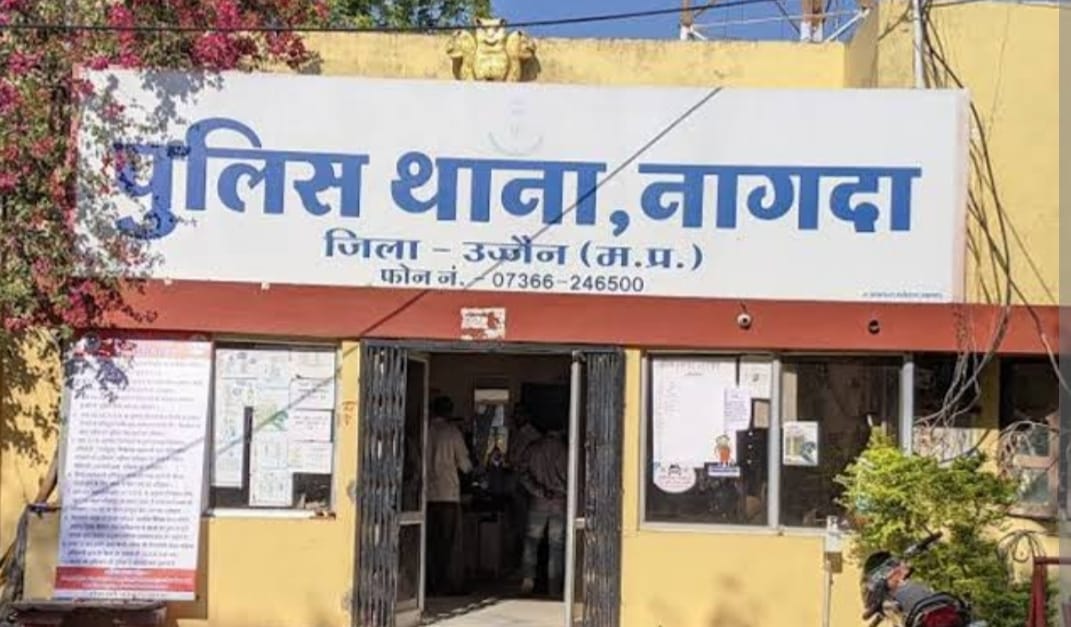 ujjain news : First they caught criminals who stole garlic and tied them to a tree and then called the police