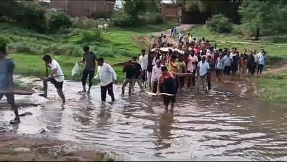 Damoh News: दमोह के ग्रामीणों ने श्मशान घाट के रास्ते में घुटनों तक पानी भरे नाले से अंतिम संस्कार जुलूस निकालने के लिए मजबूर किया