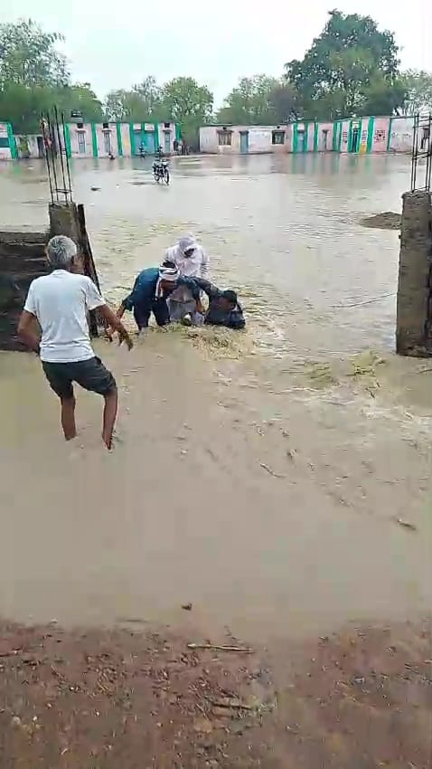 School grounds in Damoh's Hata became a pond, students along with teachers are not able to reach school