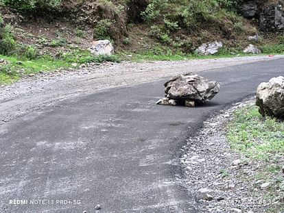 heavy stone fall on bus roof- 20 passangers safe