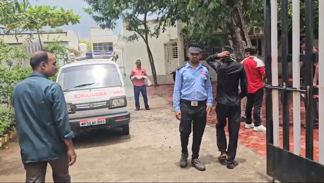 Khandwa News: hospital premises A dog with the dead body of a newborn baby