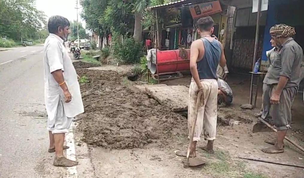 Water entered houses due to non-cleaning of drains in Dangoli