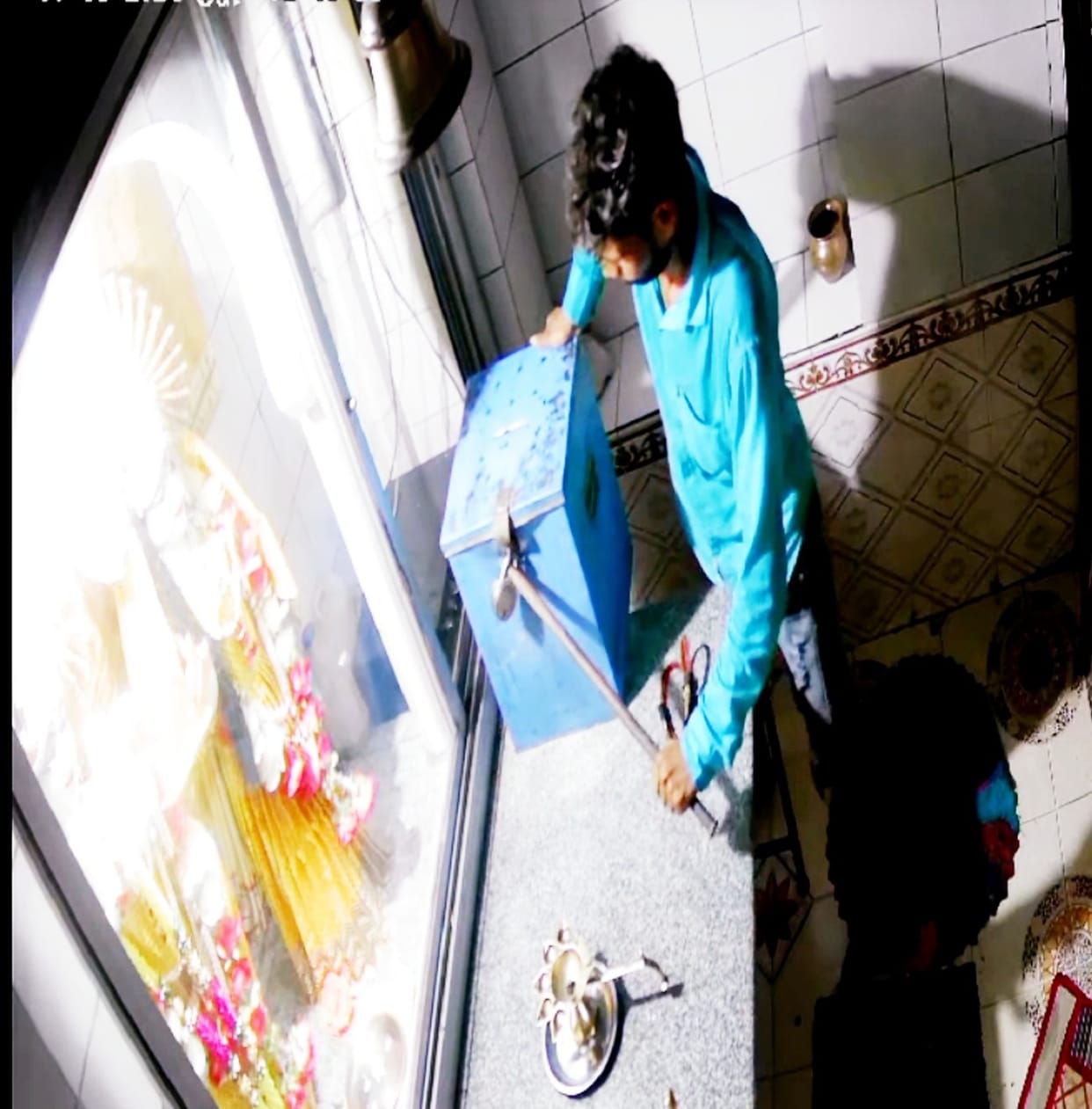Thief broke the lock of the donation box of the temple and stole the cash