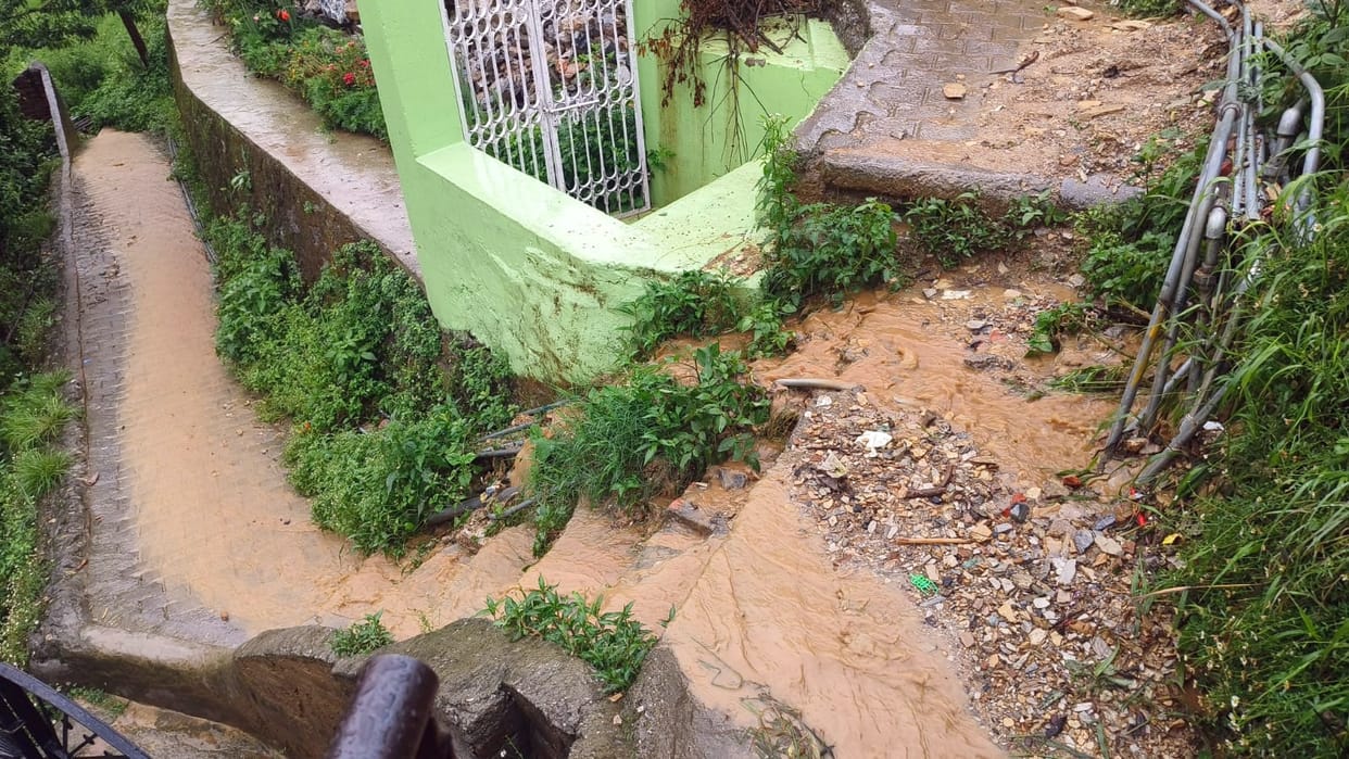 Internal roads of Pithoragarh are in bad condition